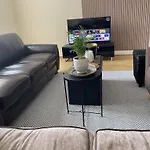 2-Bed Apartment - Sleeps 4 - Street Parking - Wifi