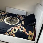 2-Bed Apartment - Sleeps 4 - Street Parking - Wifi