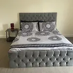2-Bed Apartment - Sleeps 4 - Street Parking - Wifi