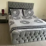 2-Bed Apartment - Sleeps 4 - Street Parking - Wifi