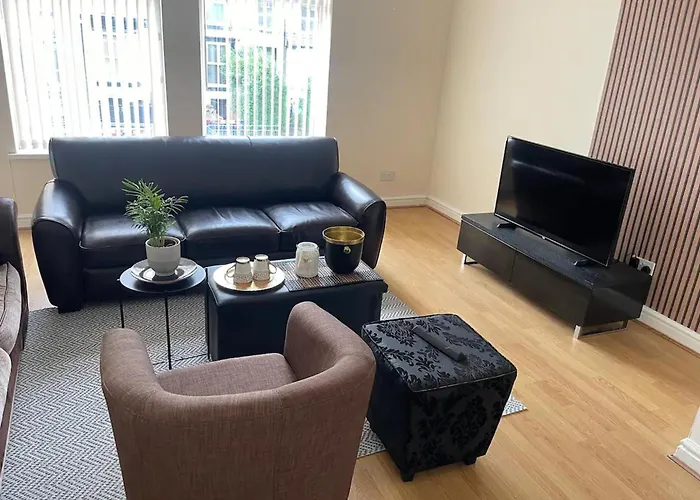 2-Bed Apartment - Sleeps 4 - Street Parking - Wifi