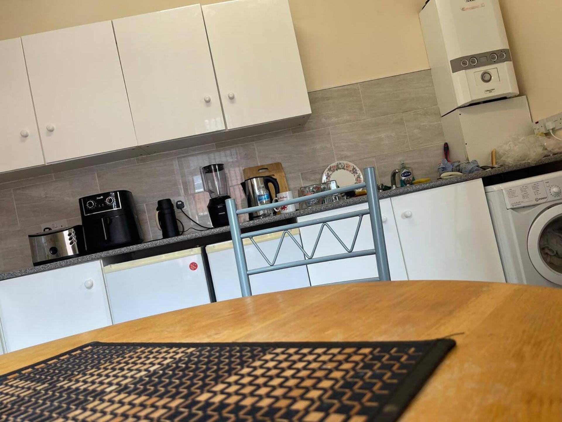 Apartamento 2-bed - Sleeps 4 - Street Parking - Wifi *