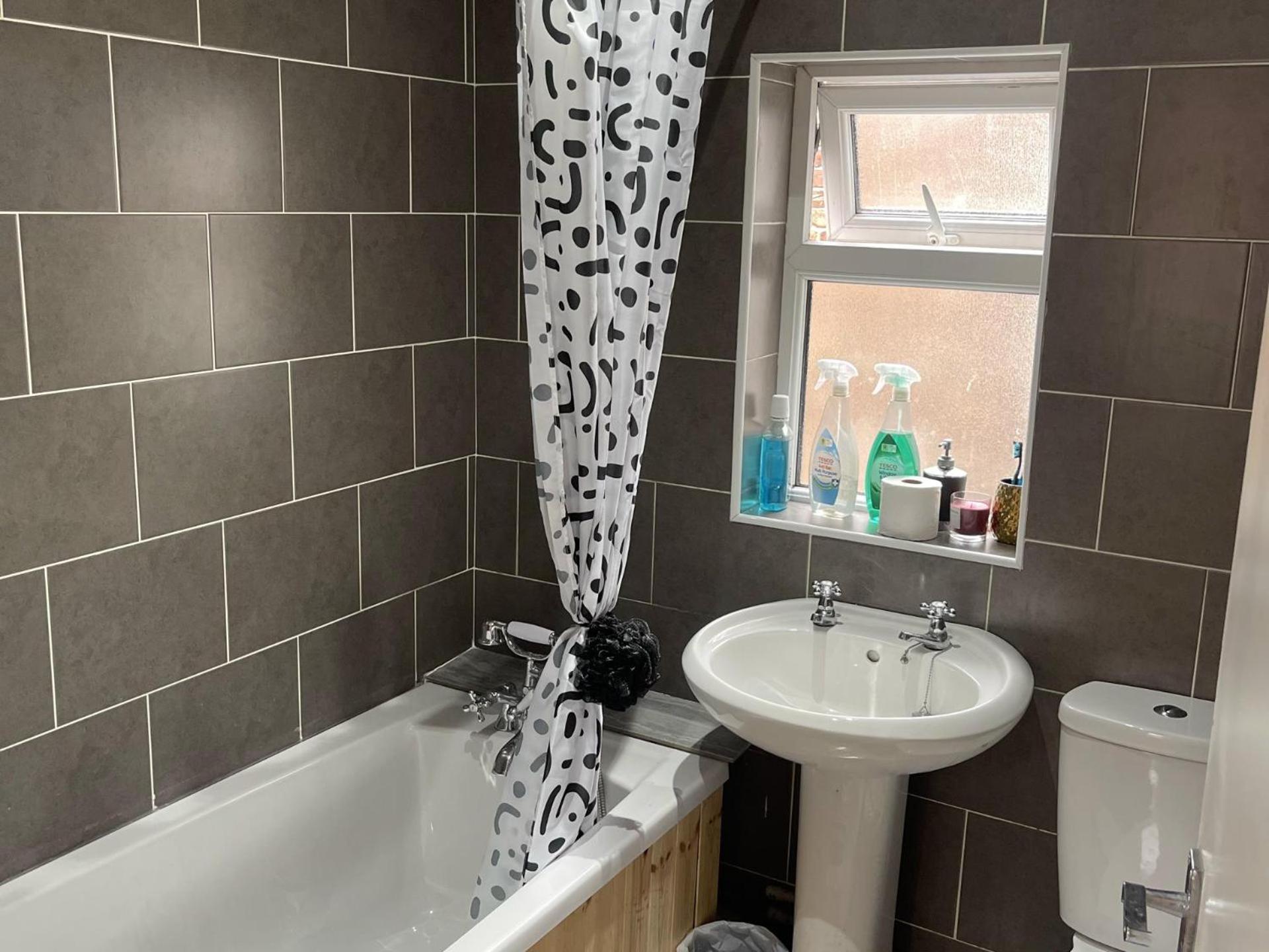 Apartment 2-bed - Sleeps 4 - Street Parking - Wifi *