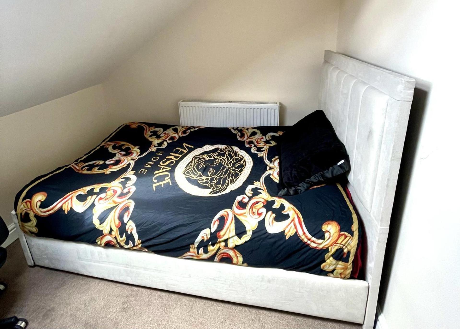 2-bed - Sleeps 4 - Street Parking - Wifi *