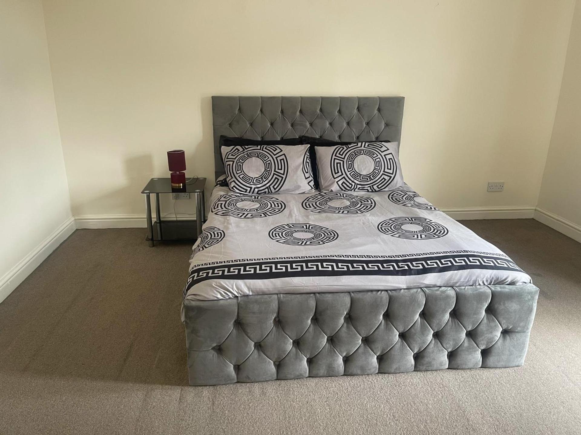 2-bed - Sleeps 4 - Street Parking - Wifi * Manchester