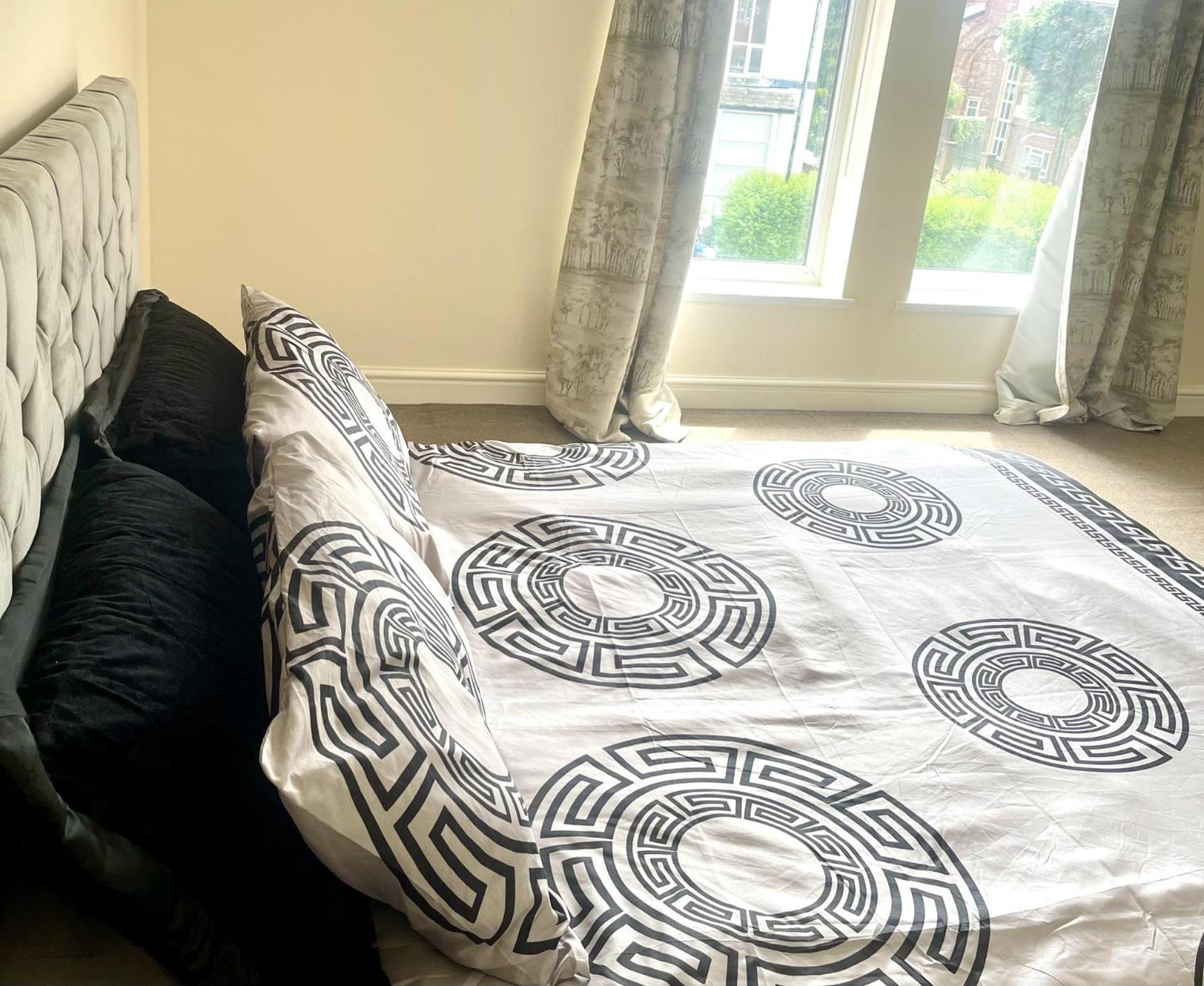 2-bed - Sleeps 4 - Street Parking - Wifi