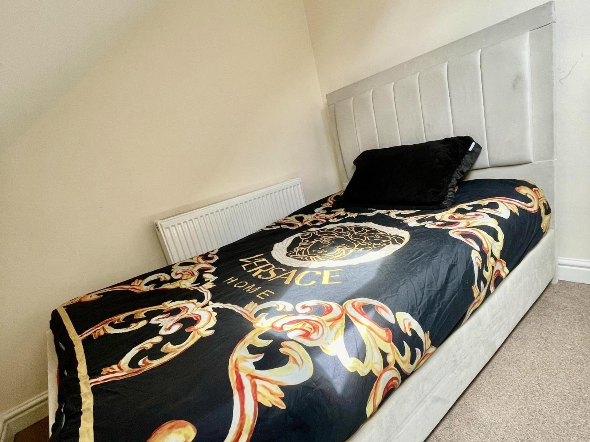 2-bed - Sleeps 4 - Street Parking - Wifi * Manchester