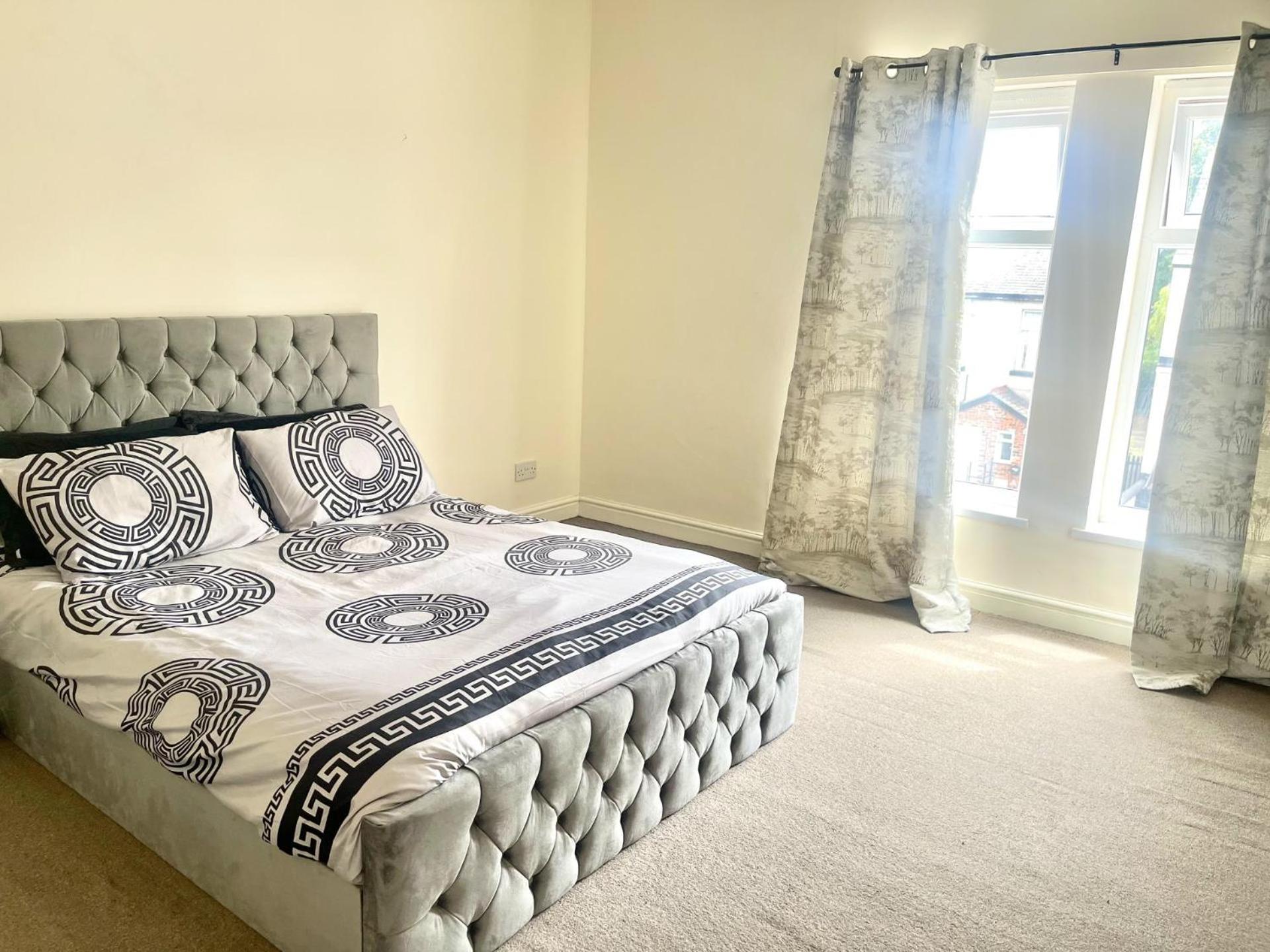 Apartment 2-bed - Sleeps 4 - Street Parking - Wifi